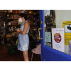 Un comercio leonés adscrito al bono al consumo. MARCIANO PÉREZ