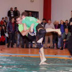 El campeón de ligeros buscó al de medios, a la vieja usanza. Gran combate, pero Moisés no cedía en la final ante Víctor