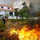 Residentes de Vidoeira intentan apagar el fuego que arrasa la zona