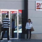 Trabajadores de Sykes, ayer a la puerta del centro ponferradino.
