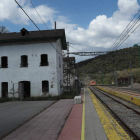 Edificios abandonados de la estación de Torre del Bierzo, el pasado domingo. ANA F. BARREDO
