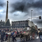 Carros engalanados desfilando ante el santuario de La Virgen del Camino.