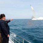 El líder norcoreano, Kim Jong-un, asiste al lanzamiento del misil submarino.