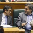 El lendakari López y el presidente del PSE-EE, Jesús Eguiguren, en el parlamento.