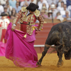 Morante de la Puebla en la faena con el capote al segundo toro.