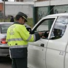 Un agente de la Guardia Civil durante un control en una carretera de la provincia.
