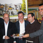Los protagonistas de la cata de presentación en Las Pallozas, sosteniendo un plato de lamprea.