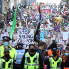 Miles de jóvenes recorren las calles de Glasgow para pedir que se escuchen sus voces. ROBERT PERRY