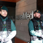 Agentes, durante el registro en la empresa.