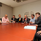 Representantes de la patronal y de los sindicatos, ayer en la constitución de la mesa negociadora.