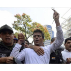 Leopoldo López, escoltado por sus seguidores, se entrega a la Guardia Nacional.