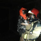 Un bombero socorre a uno de los niños