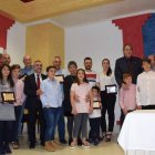 El alcalde José Miguel Palazuelo posa con los premiados. DL