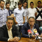 Adolfo López y Felipe Llamazares, con varios futbolistas detrás, en una rueda de prensa.
