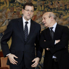 El jefe del Ejecutivo, Mariano Rajoy (i), junto al ministro de Educación, Cultura y Deporte, José Ignacio Wert, en el Palacio de la Moncloa.