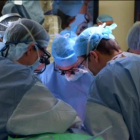 Catorce horas tardaron los nueve cirujanos y dos urólogos en llevar a cabo la delicada reconstrucción con órganos de un donante fallecido.