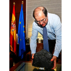 Herrera, en su despacho, con una roca de antracita de León. RAMIRO