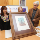 May Criado, Rosa Rodríguez y Pablo Salgado con el grabado que entregarán a Amancio Prada .