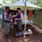Dos miembros de las FARC, en el campamento.