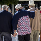 Pensionistas pasean en Valencia
