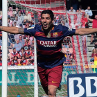 El delantero uruguayo del FC Barcelona Luis Suárez celebra el gol marcado ante el Granada, el segundo del equipo, durante el partido de la 38 y última jornada de la Liga de Primera División que se juega hoy en el estadio Nuevo Los Cármenes de Granada.