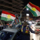 Ciudadanos kurdos celebran la victoria del si en el referéndum en Erbil.