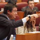 Óscar López realiza un gesto desde la bancada socialista en un momento del debate sobre política general que se celebró ayer en las Cortes.