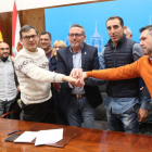 El concejal y los representantes de los trabajadores. L. DE LA MATA