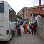 Autobús a la puerta del colegio Santo Tirso de La Vecilla.