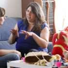 La doula Raquel García acompaña a una mujer con consejos sobre el embarazo y la crianza de los hijos.