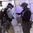Miembros de la ONU toman muestras en un lugar que sufrió el ataque químico en Damasco.