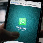 Un usuario utiliza la aplicación de mensajería WhatsApp