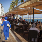 Visitantes de origen árabe en una terraza y un paseo de Marbella.