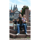 David Ollé Tagarro posa junto a sus dos hijos en Frankfurt.