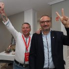 Olegario Ramón posa victorioso tras conocerse el resultado de las elecciones en Ponferrada. L. DE LA MATA