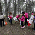 Un grupo de voluntarios limpian la Candamia. MARCIANO