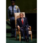 Bush, en un descanso, tras intervenir en la Asamblea General de la ONU