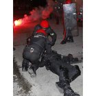 El agente es atendido por varios compañeros. TOÑA