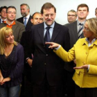 Isabel Carrasco y Rajoy, antes de la reunión de las diputaciones