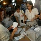 Unas funcionarias de la junta electoral recuentan el voto emigrante en Pontevedra