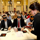 El alcalde y el resto de participantes en la cata a ciegas de cecina
