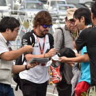 Fernando Alonso firma autógrafos en el circuito de Suzuka, este sábado.