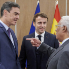 Pedro Sánchez, Macron y António Costa conversan ayer en Bruselas. HORST WAGNER