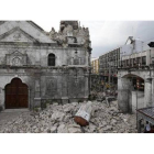 Ruinas de la iglesia del Santo Niño tras el terremoto, en Cebú, este martes.