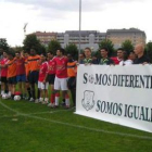 Una de las jugadoras realiza un golpe.
