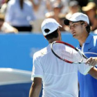 Novak Djokovic se despide de Amer Delic, a quien ganó ayer en el Open de Australia