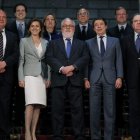 El ministro, con los representantes de las cuatro comunidades, tras la firma del protocolo.