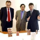 Antonio Meléndez, entre Rafael Delgado y Jesús García, observando una maqueta de la muestra