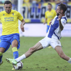 Lucas Pérez y Fernando Calero luchan por un balón. ROMÁN RÍOS