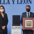 Adriana Ulibarri con uno de los premiados. ELMUNDODECASTILLAYLEÓN